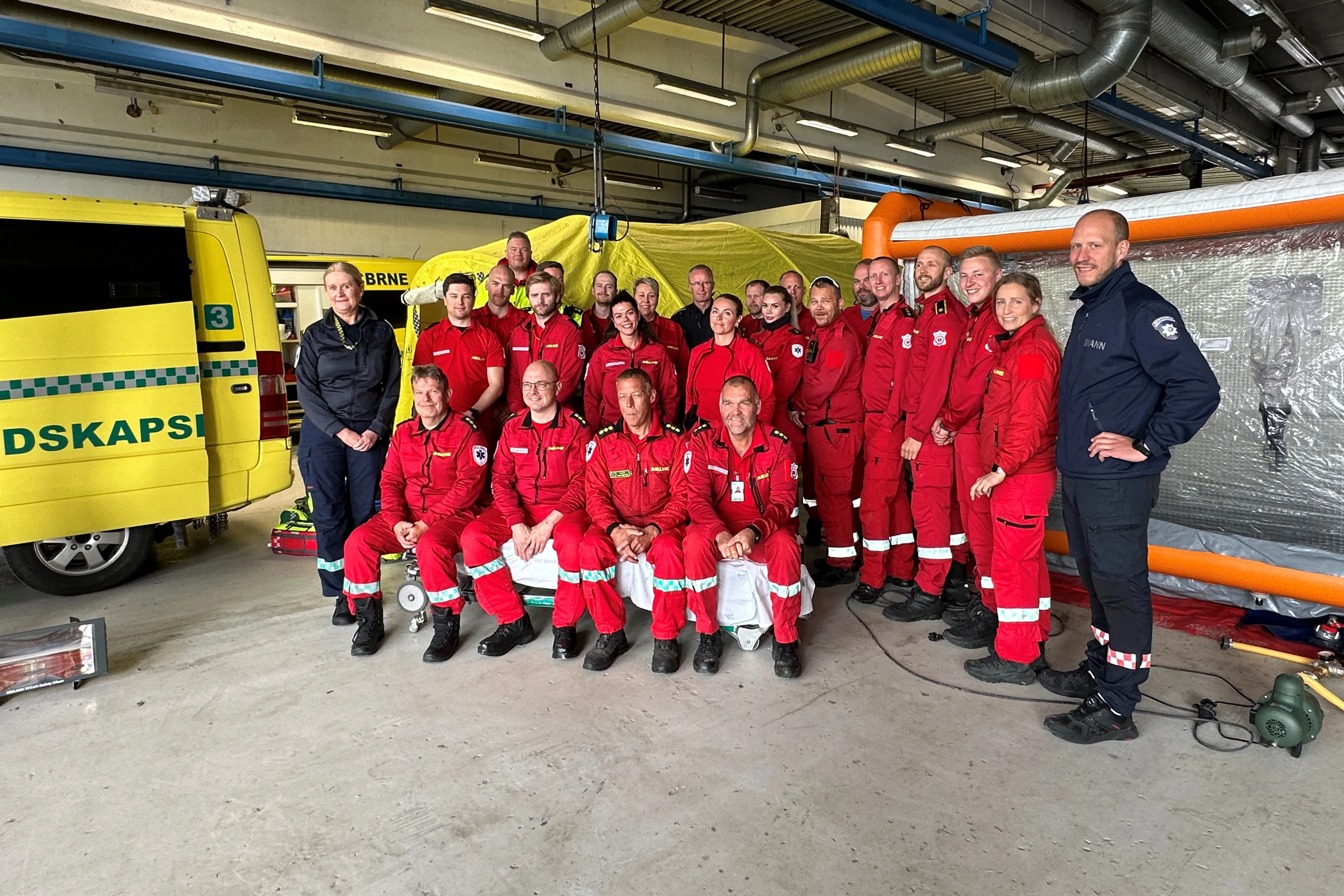 En gruppe mennesker i røde uniformer