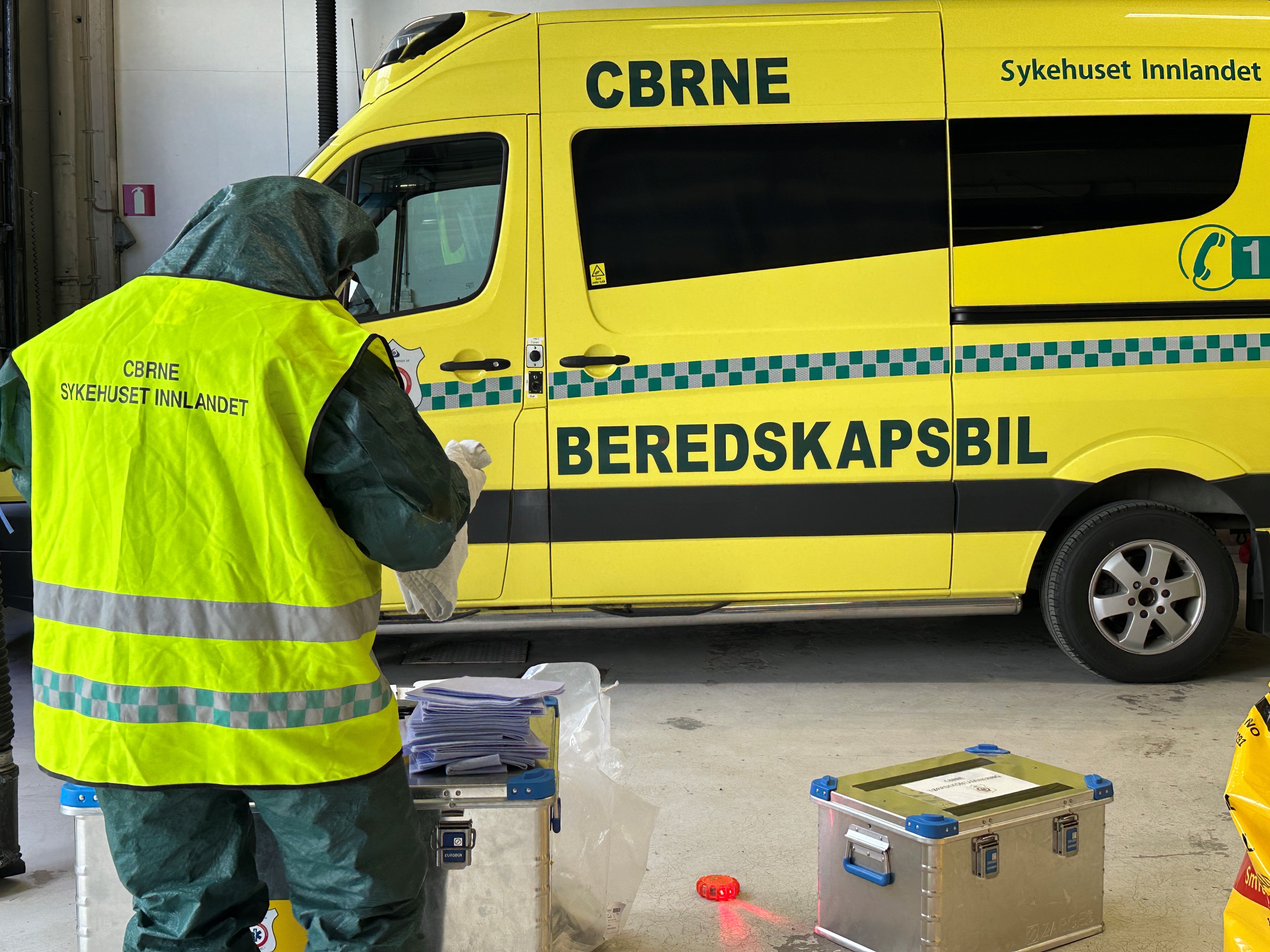 En person i en gul jakke