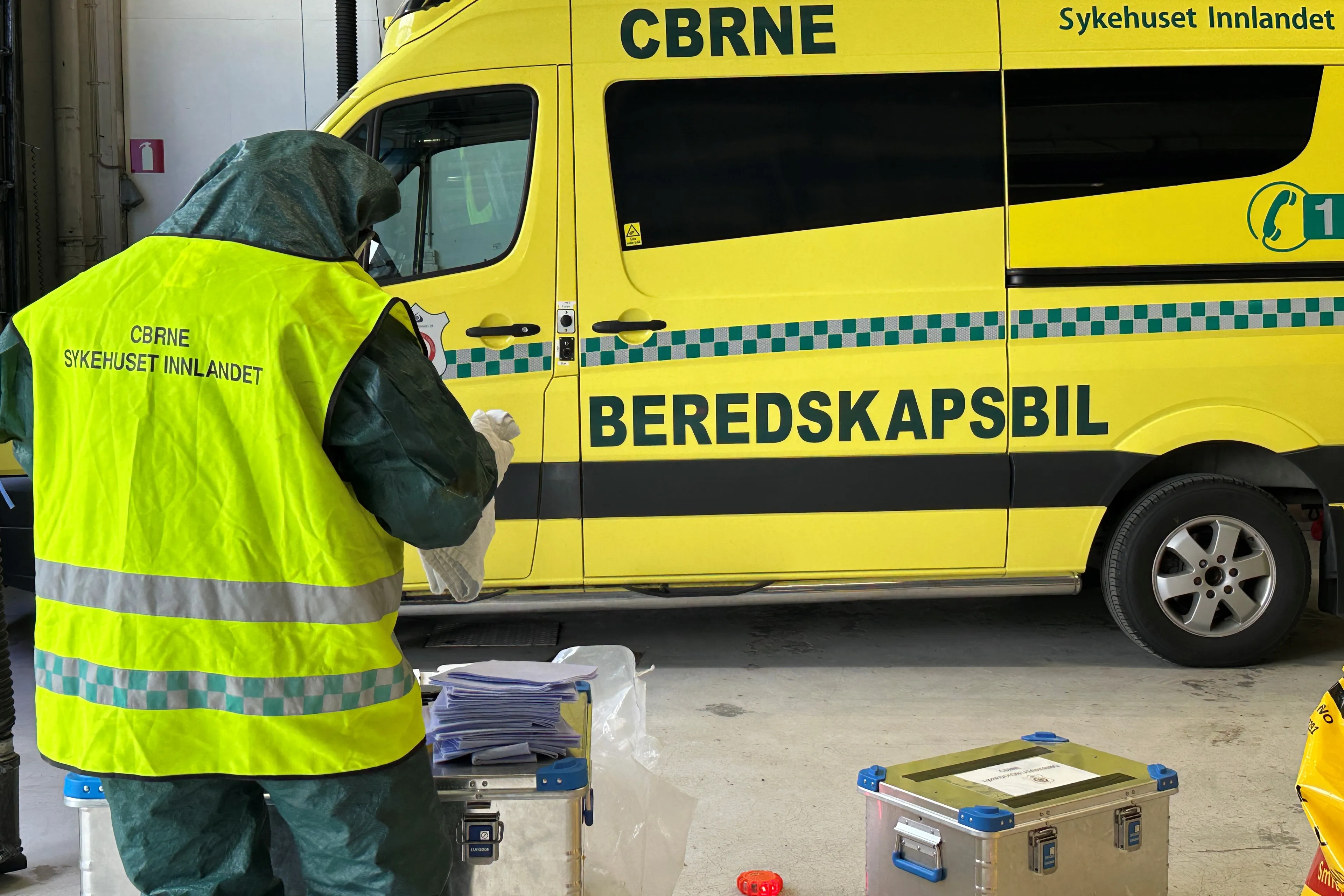 En person i en gul jakke