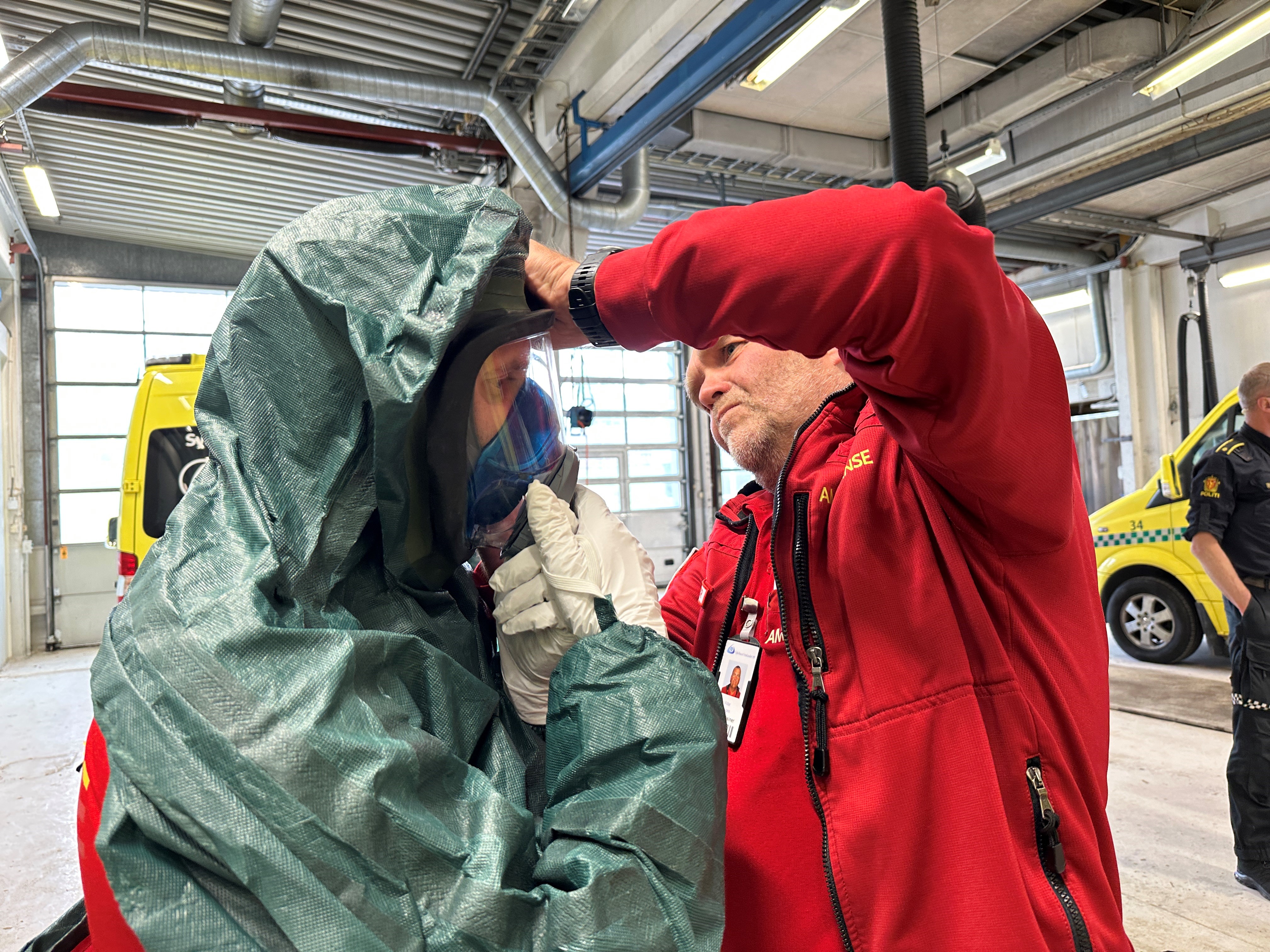 En person i rød frakk som holder en pose