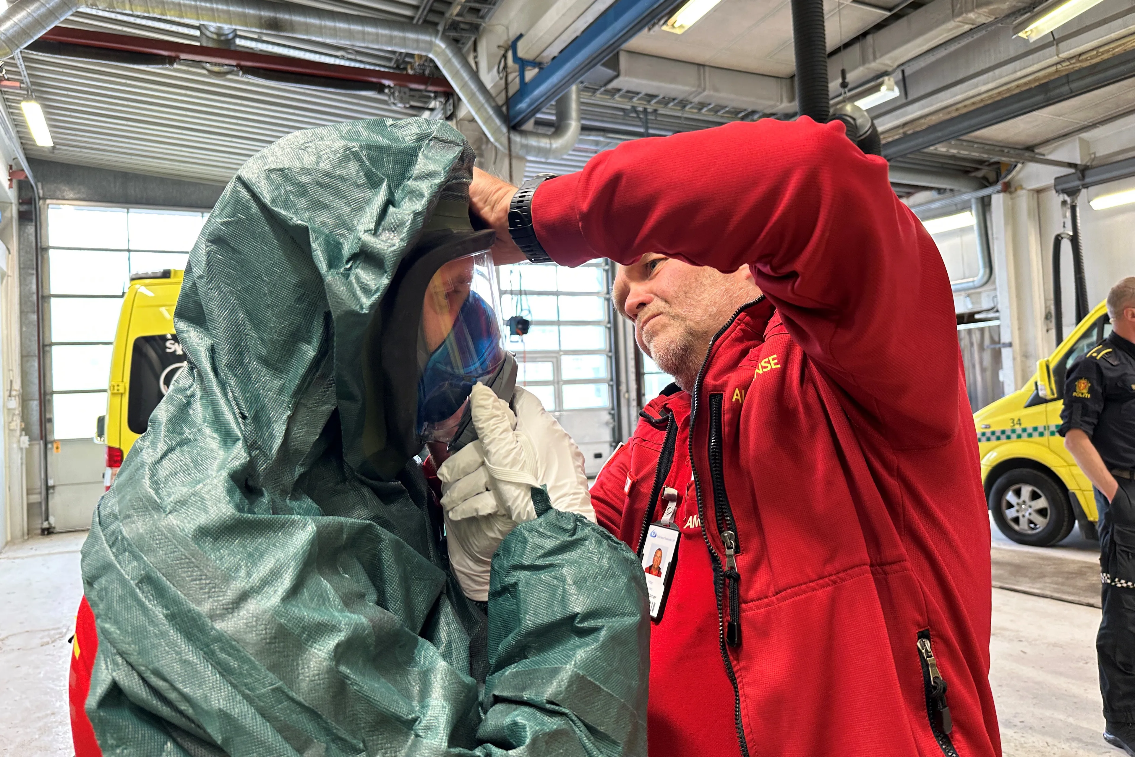 En person i rød frakk som holder en pose