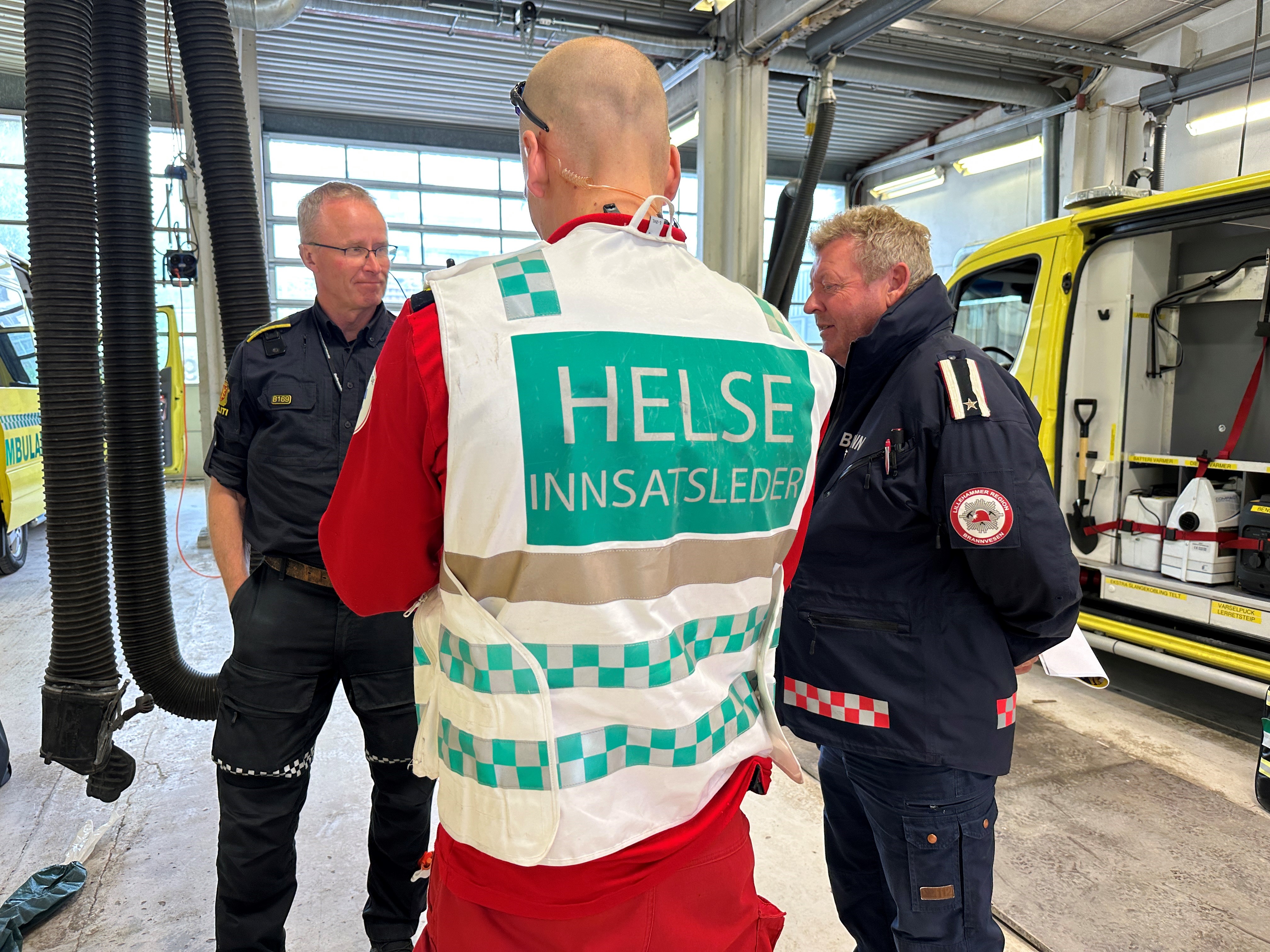 En gruppe menn som står på en fabrikk