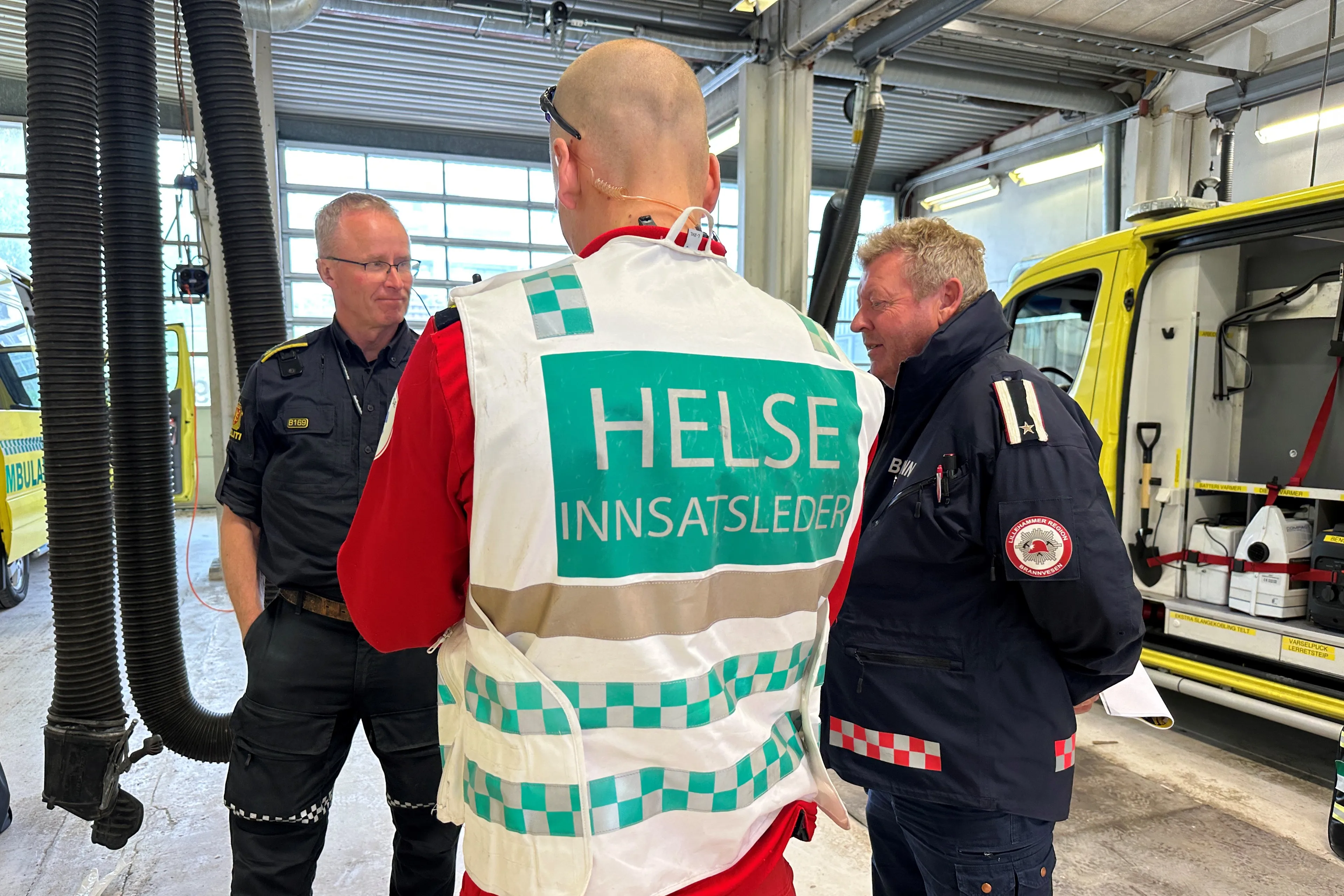 En gruppe menn som står på en fabrikk