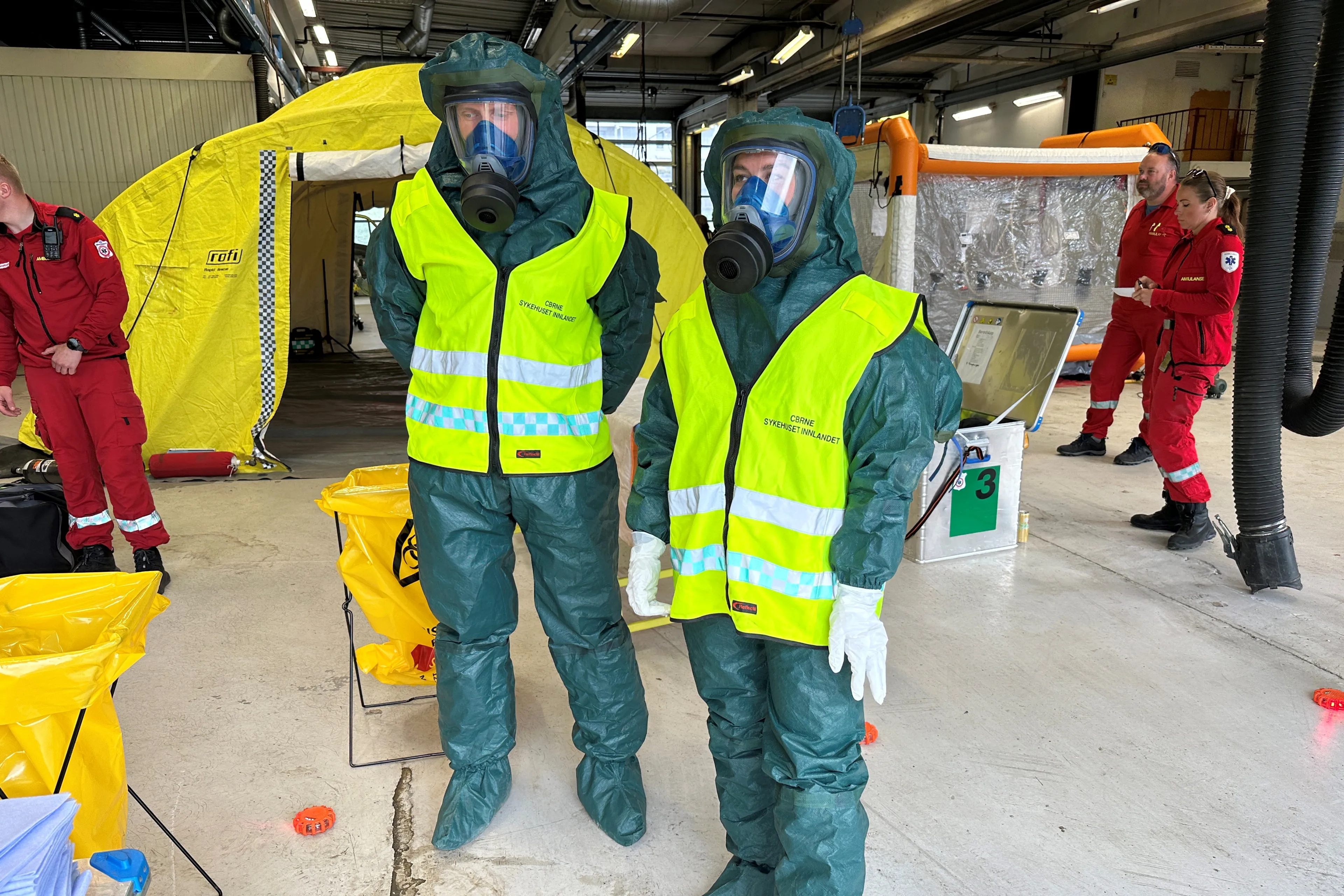 Et par personer i regntøy