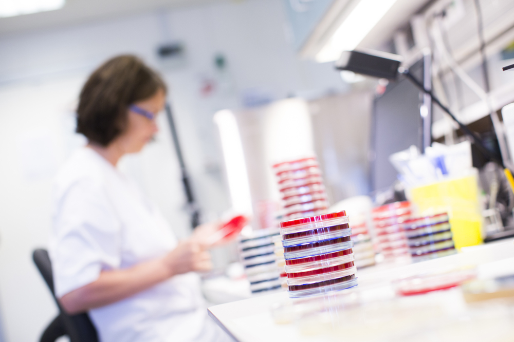 En person i hvit skjorte