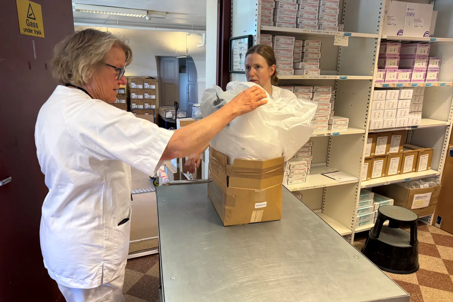 Portør henter utstyr hos behandlingshjelpemidler
