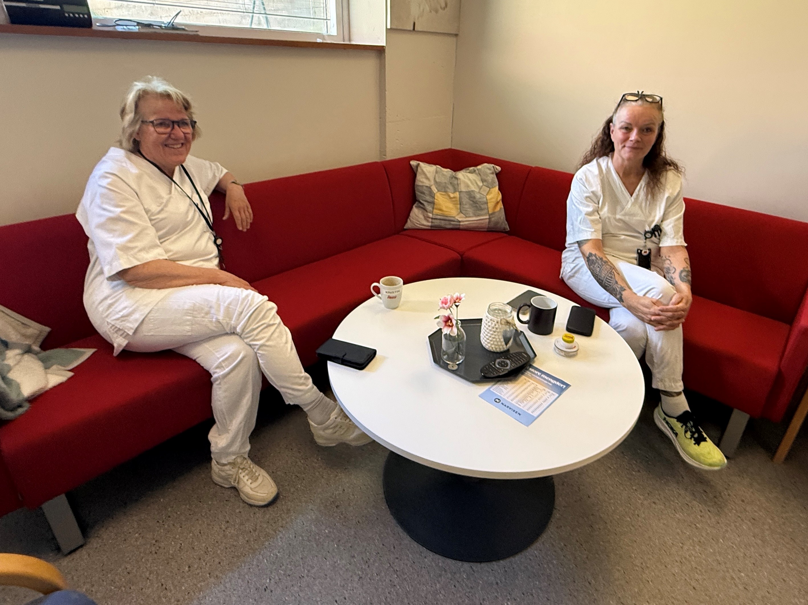 Kvinner som sitter i en sofa