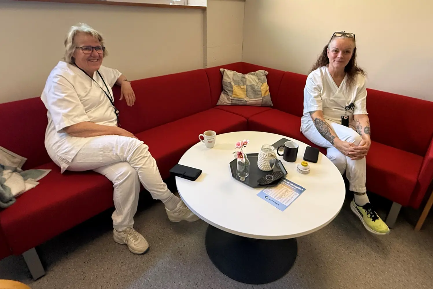 Kvinner som sitter i en sofa