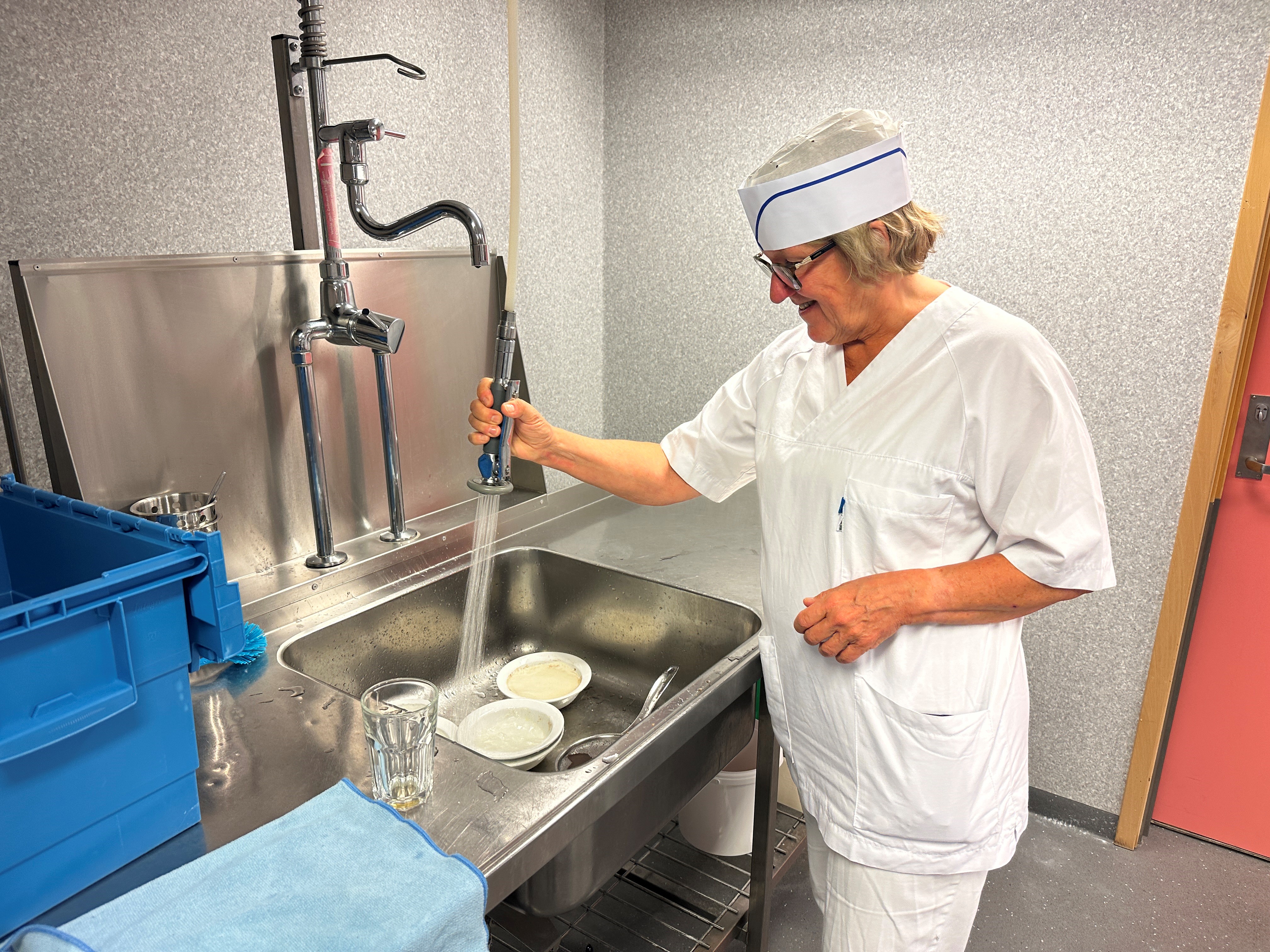 En kokk på et kjøkken