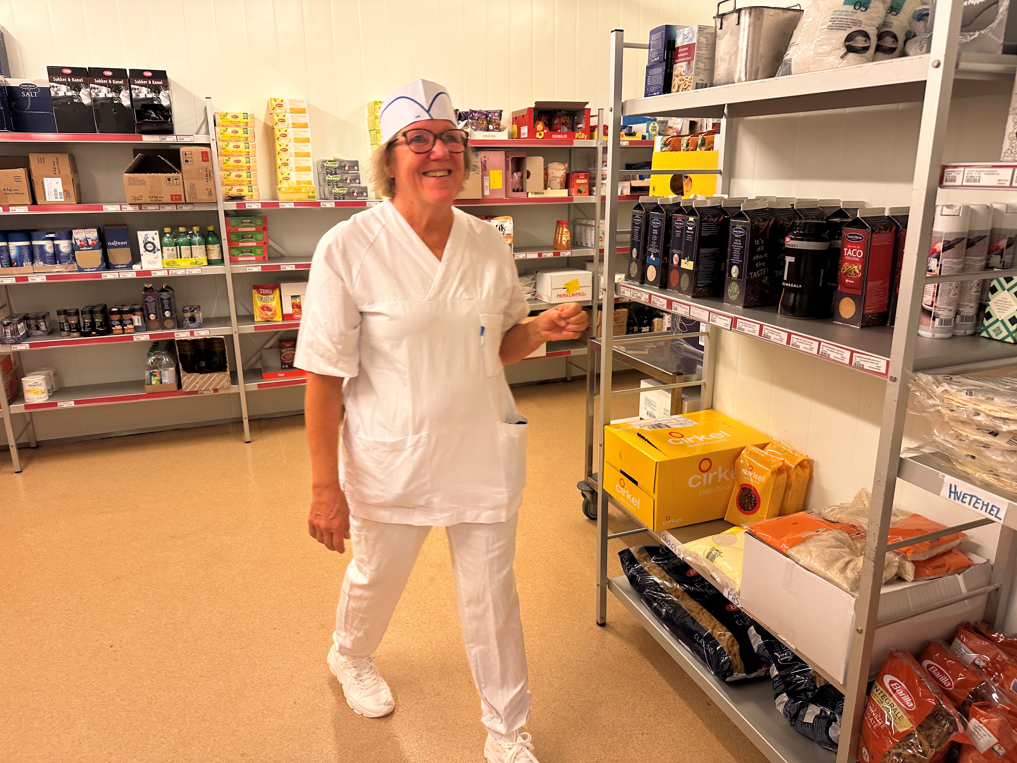 En mann i hvit laboratoriefrakk