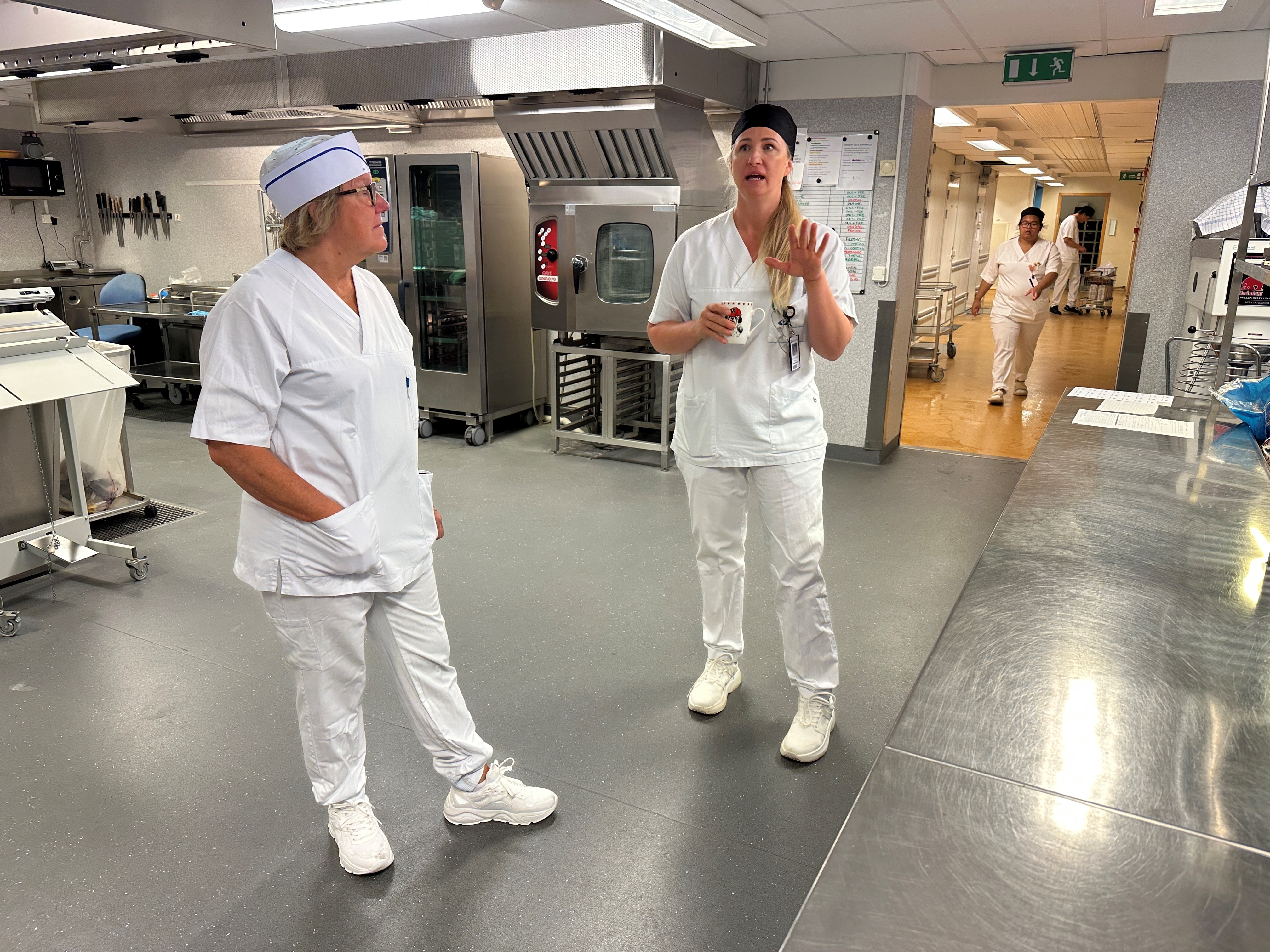 Et par menn i hvite uniformer