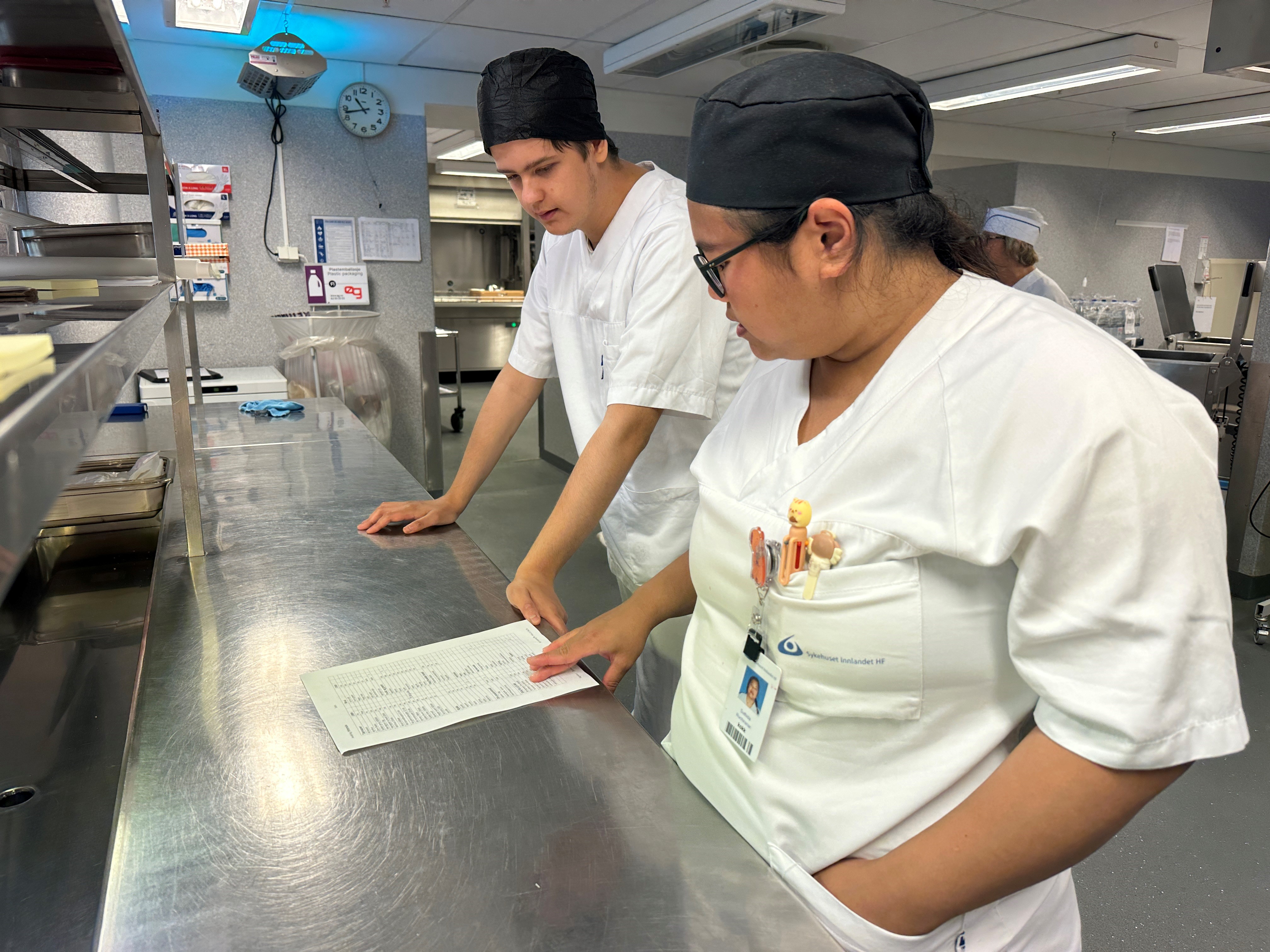 En gruppe kokker på et kjøkken