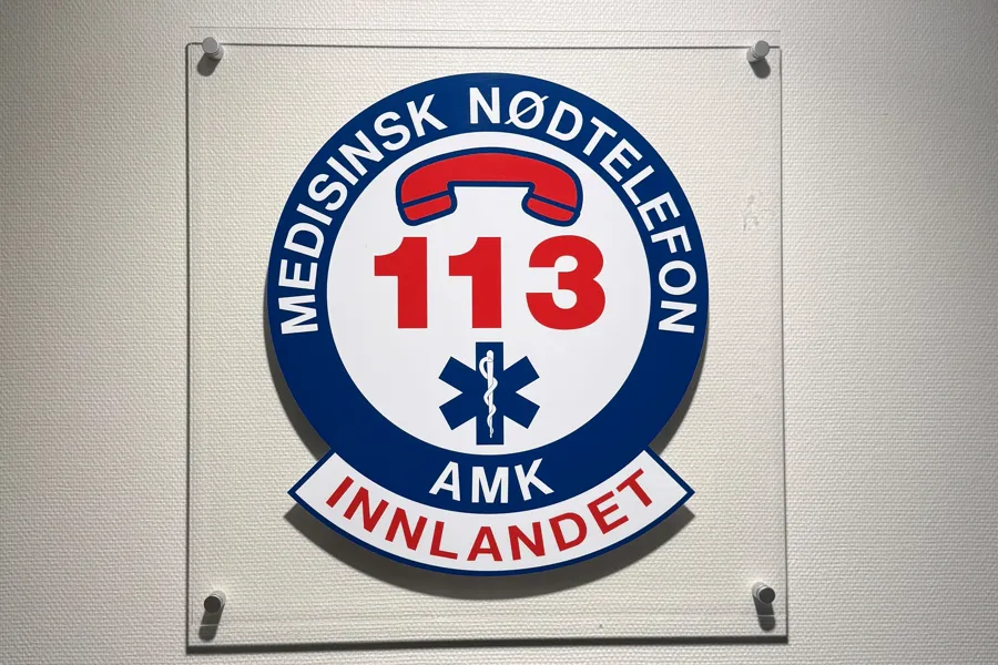 Et skilt på en vegg