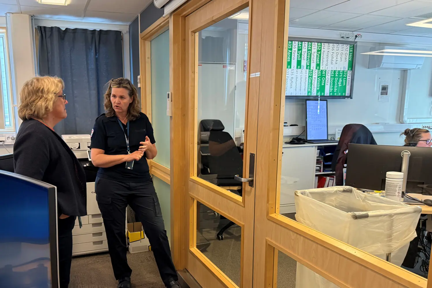 Seksjonsleder på AMK viser hospitant rundt i sentralen