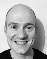 En mann som smiler til kameraet