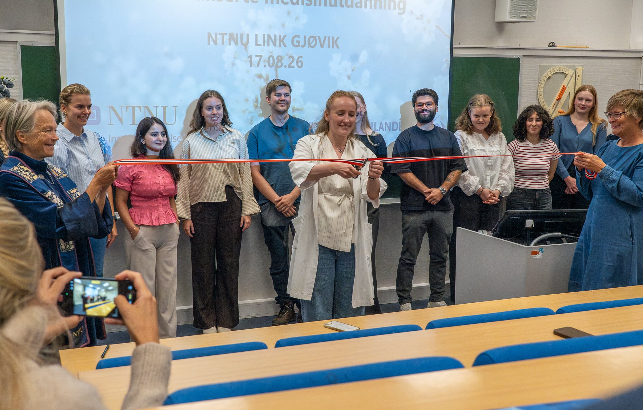 Medisinstudenter på NTNU Link bak snor som klippes, gruppebilde