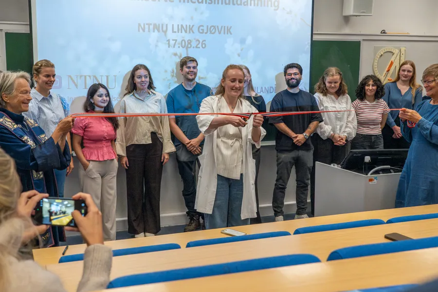 Medisinstudenter på NTNU Link bak snor som klippes, gruppebilde