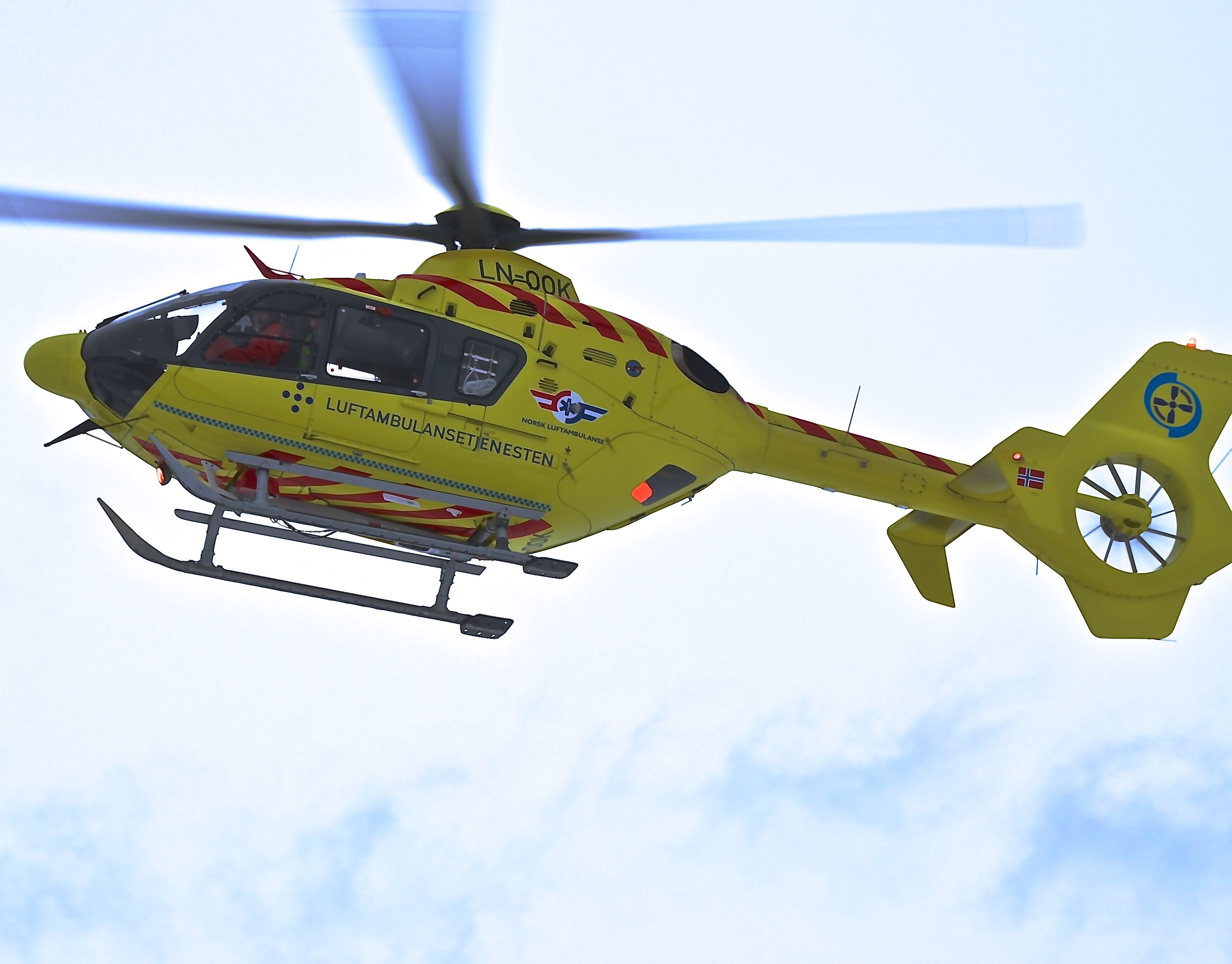 Et gult helikopter på himmelen