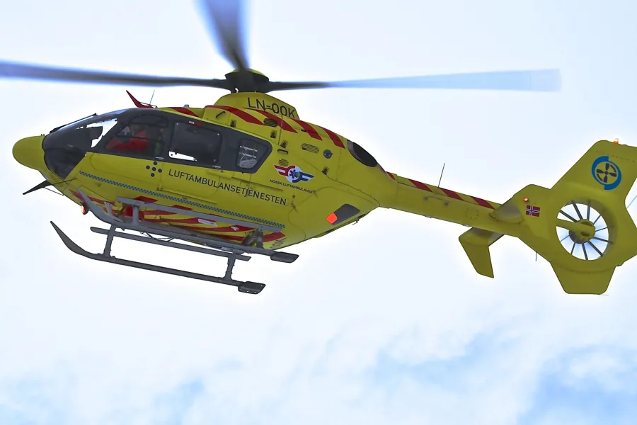 Et gult helikopter på himmelen