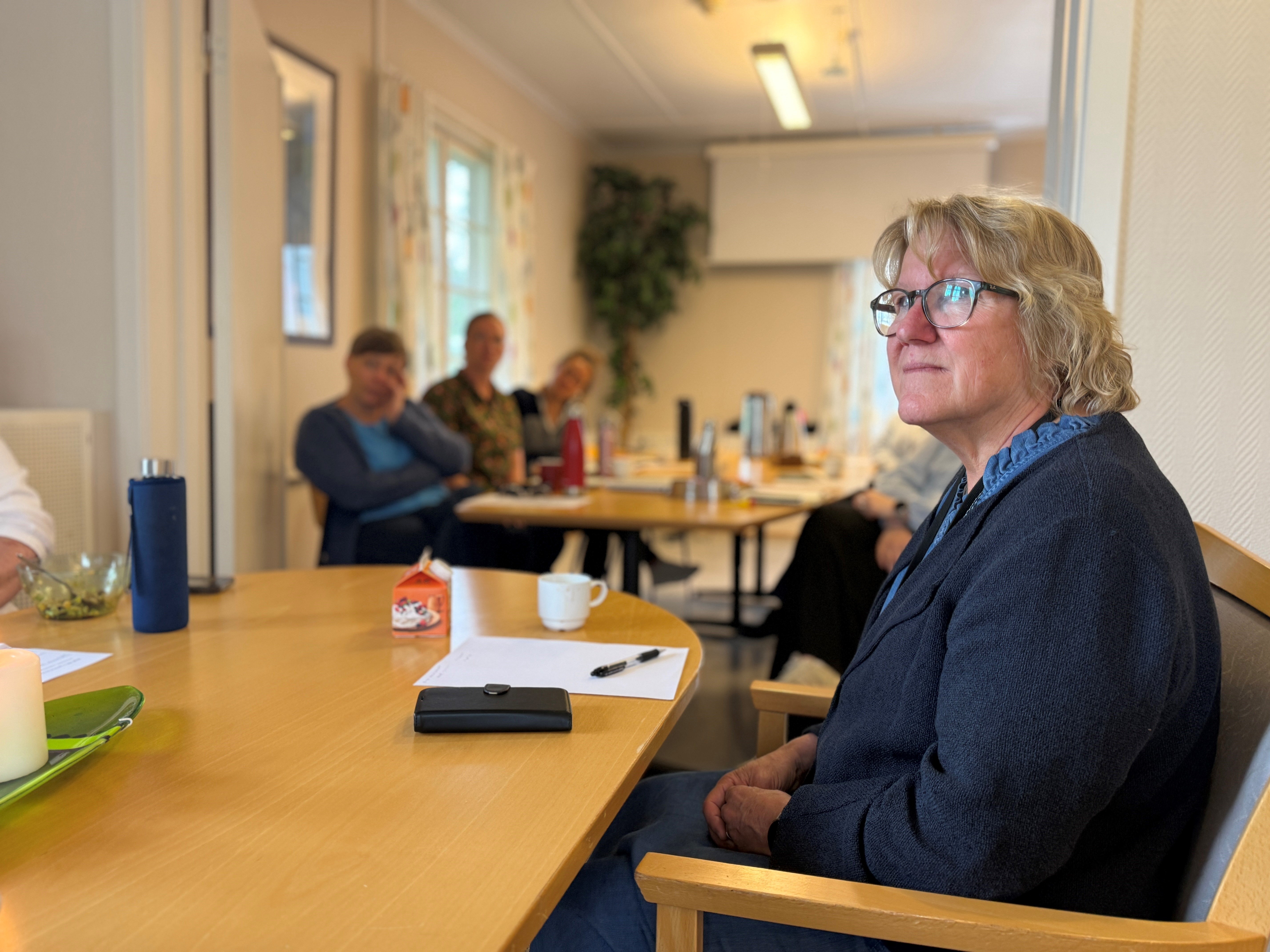 Administrerende direktør i møterommet til forskningsavdelingen