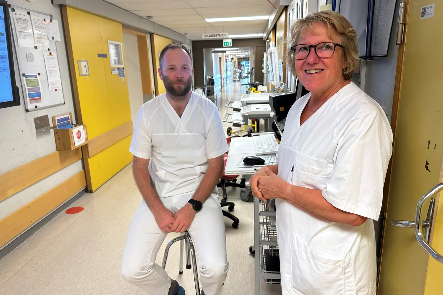 En mann og en kvinne på et sykehusrom