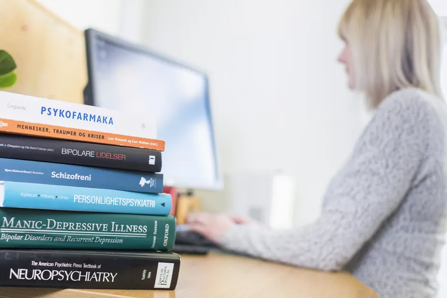 En person som skriver på et tastatur