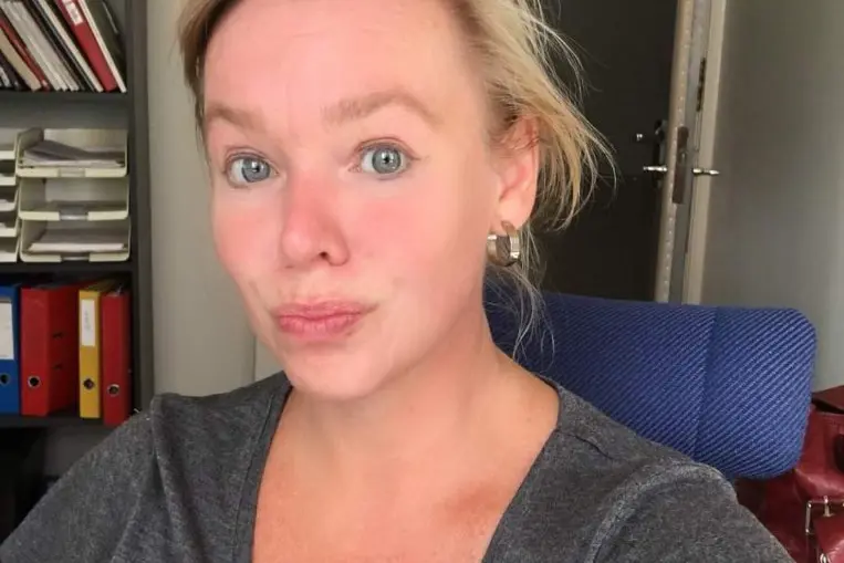 En kvinne med blondt hår