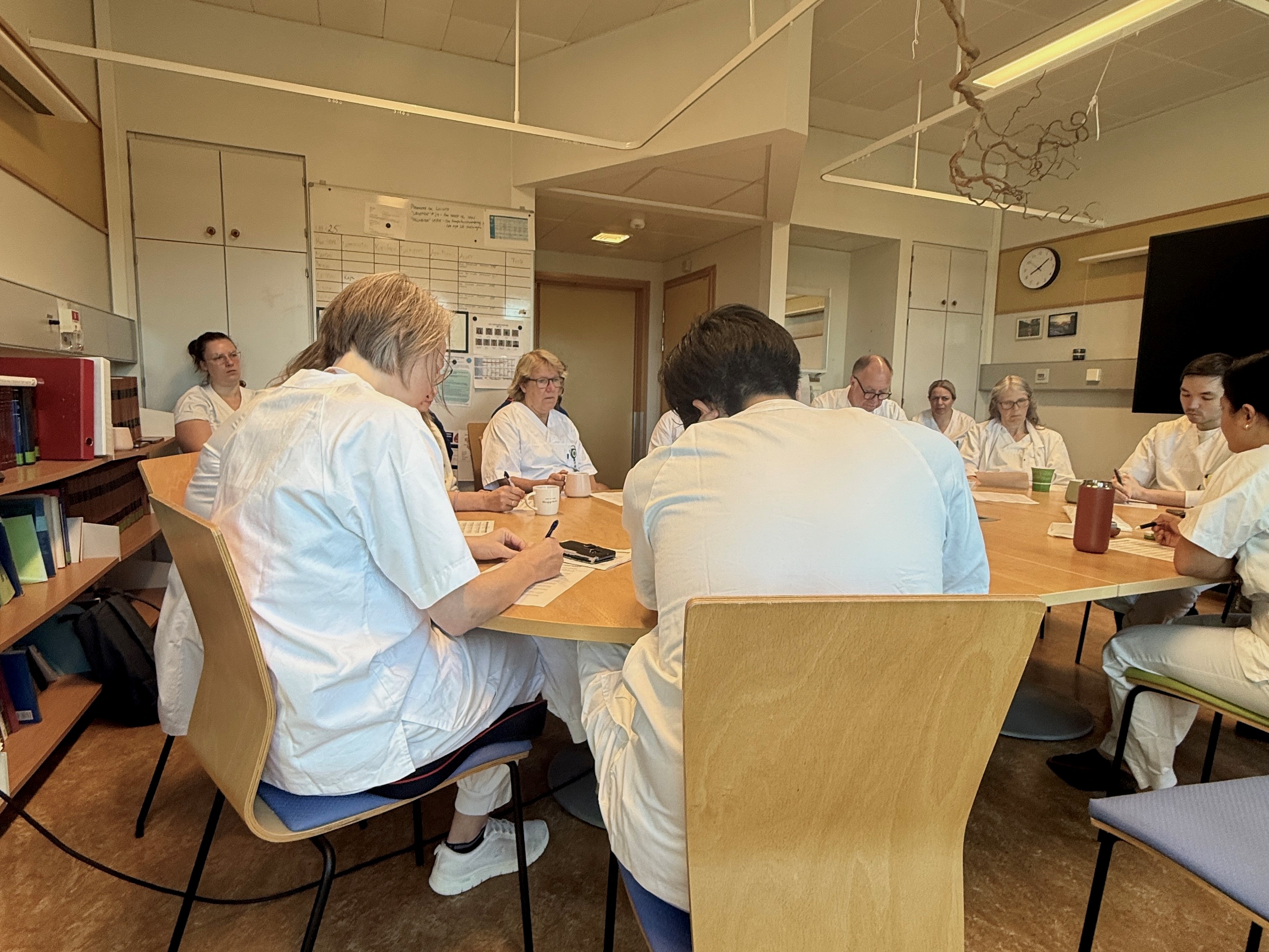 En gruppe mennesker som sitter ved bord