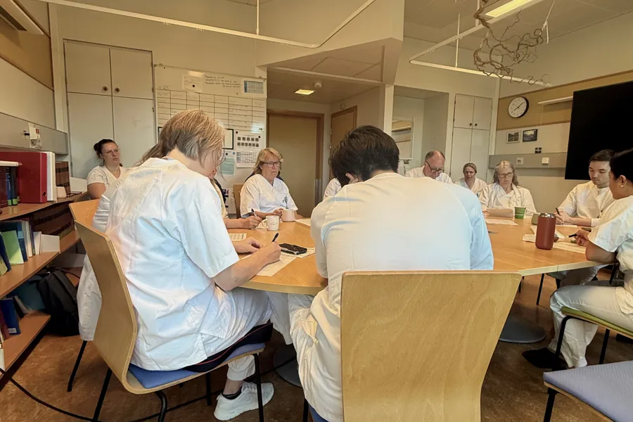 En gruppe mennesker som sitter ved bord