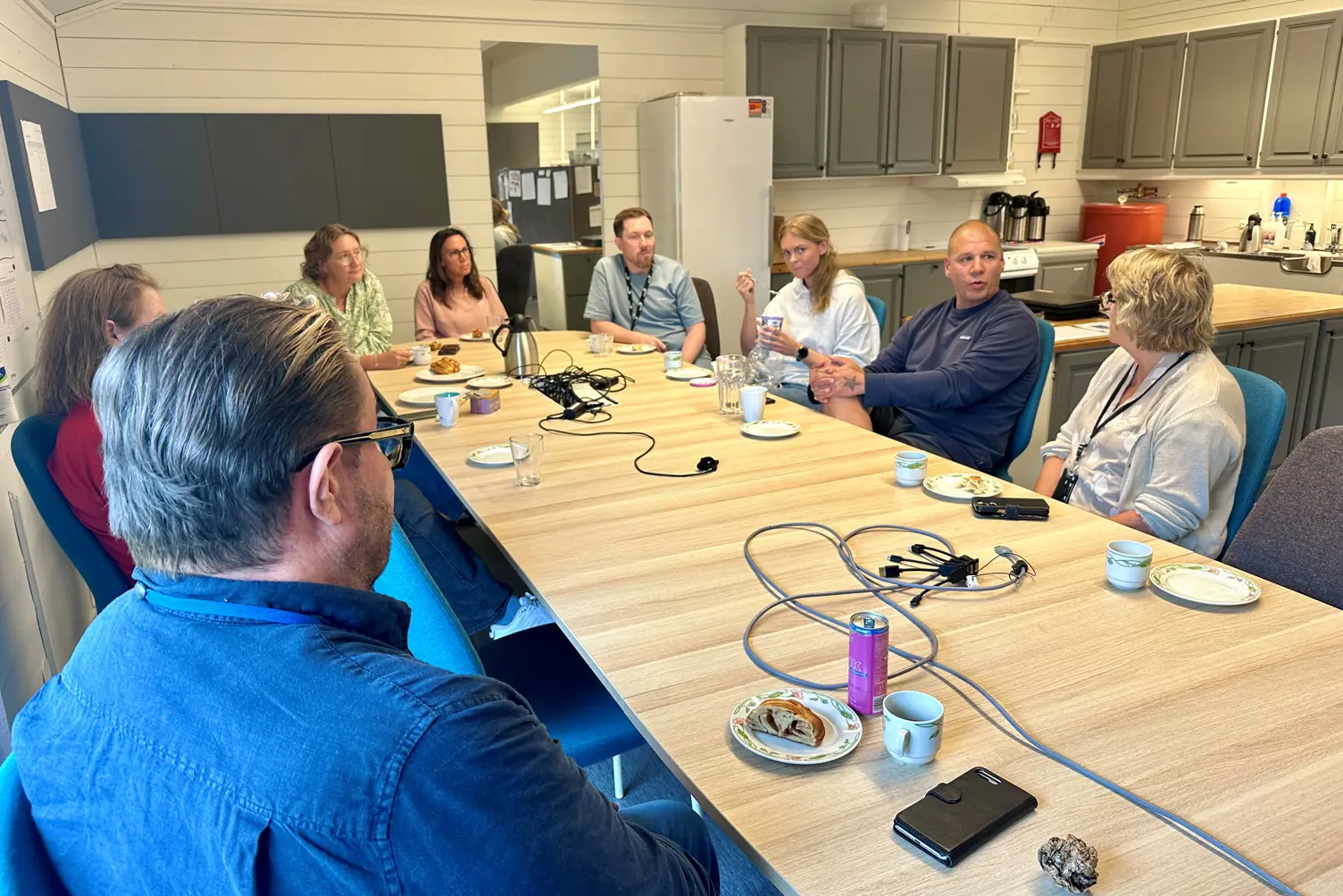 En gruppe mennesker som sitter rundt et bord