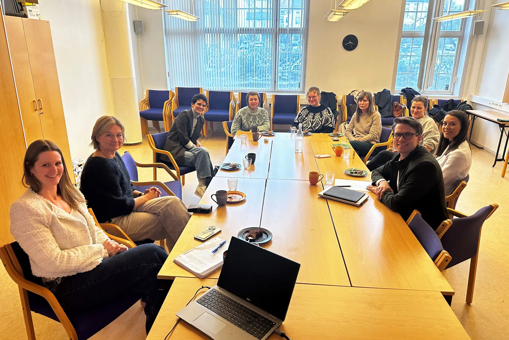 En gruppe mennesker som sitter rundt et bord