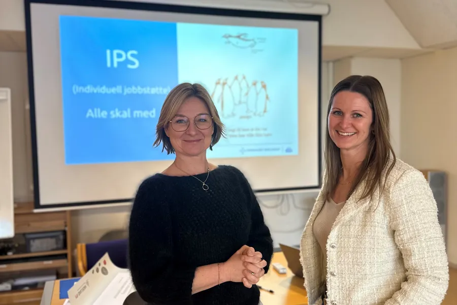 Et par kvinner som smiler