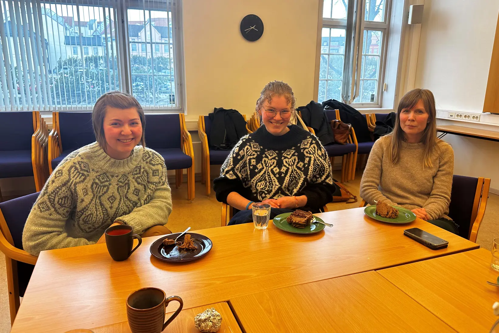 En gruppe kvinner som sitter ved et bord med mat