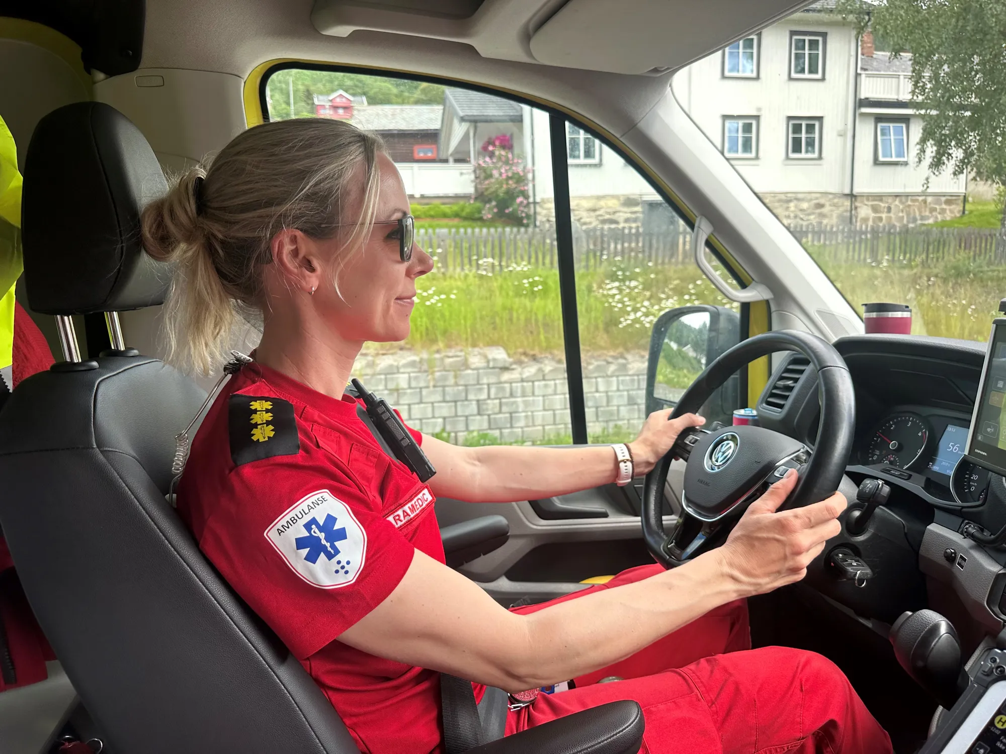 Ambulansepersonell i ambulanse på vei til oppdrag.