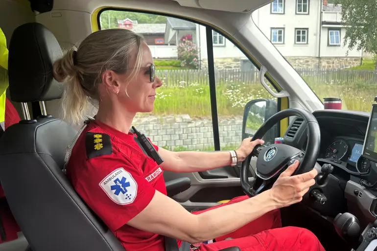 Ambulansepersonell i ambulanse på vei til oppdrag.