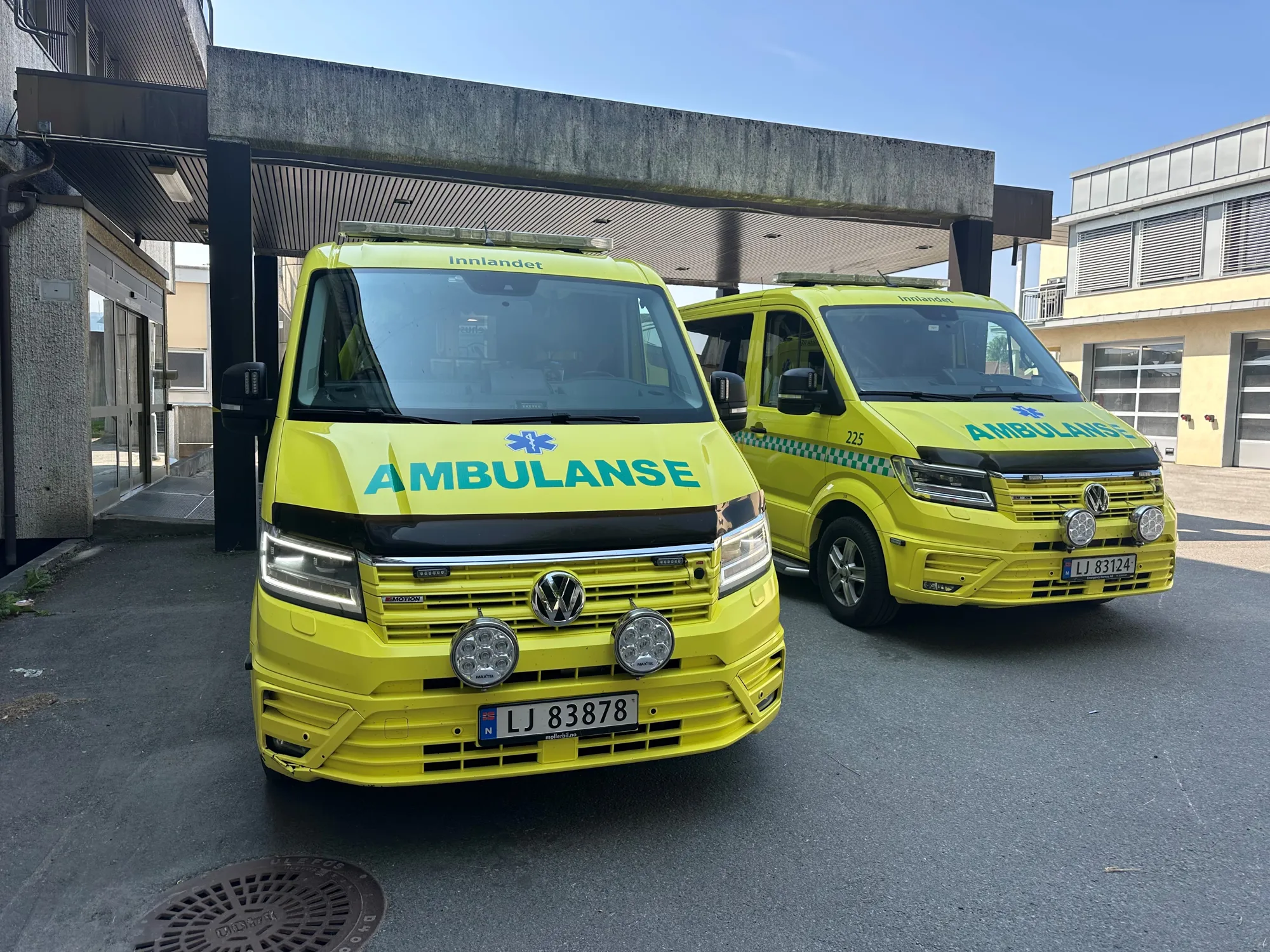 To ambulanser parkert utenfor akuttmottak.