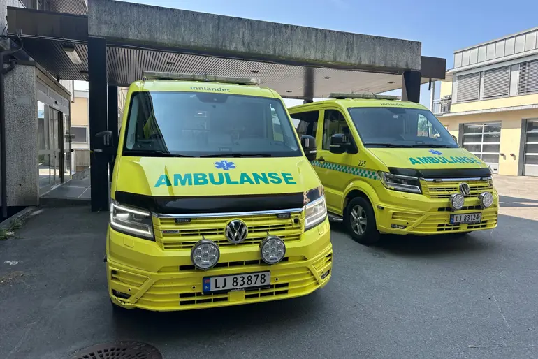 To ambulanser parkert utenfor akuttmottak.