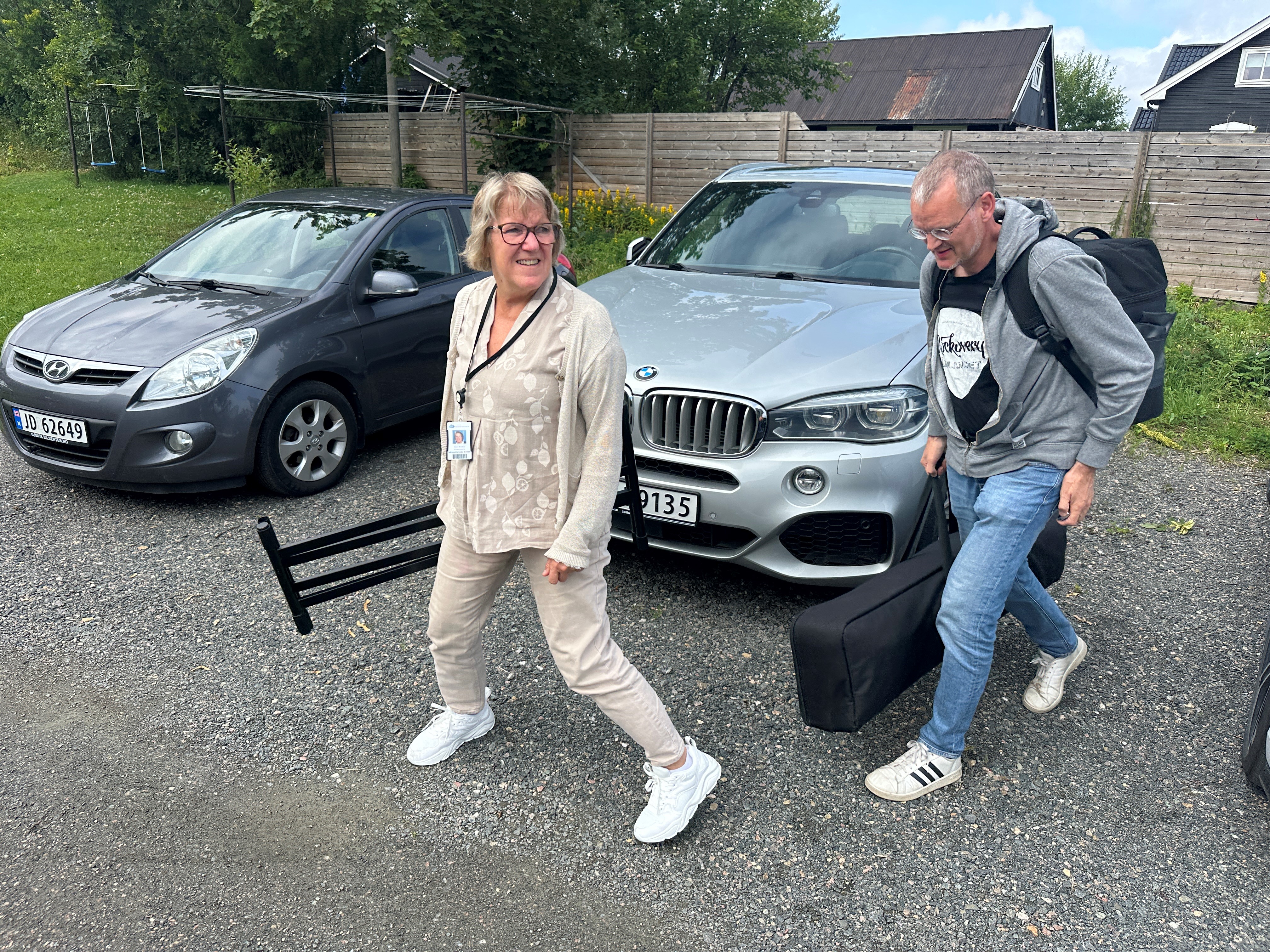 Alice Beathe og musikkterapeut Ola går bortover