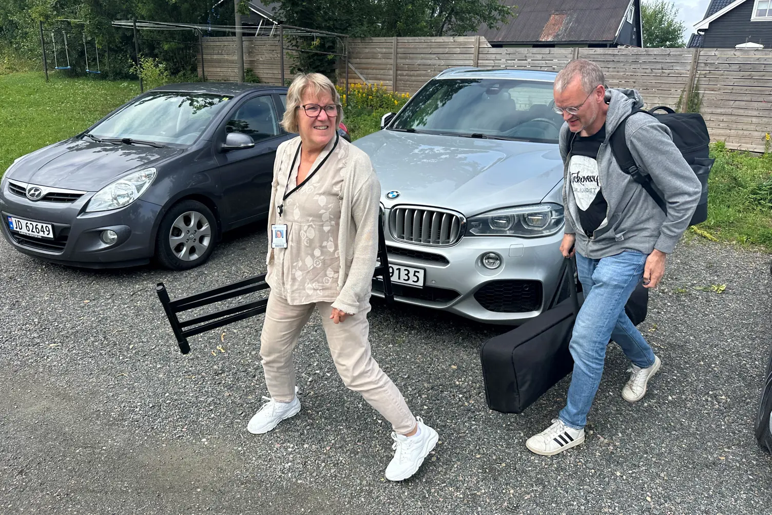 Alice Beathe og musikkterapeut Ola går bortover