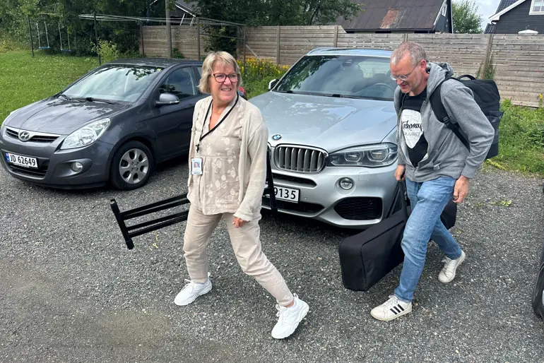 Alice Beathe og musikkterapeut Ola går bortover