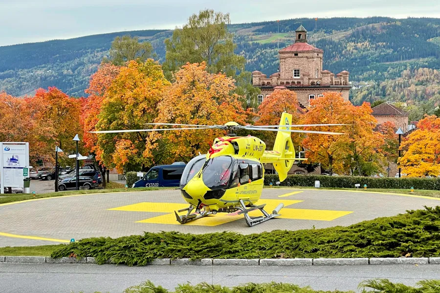 Et gult og grønt helikopter