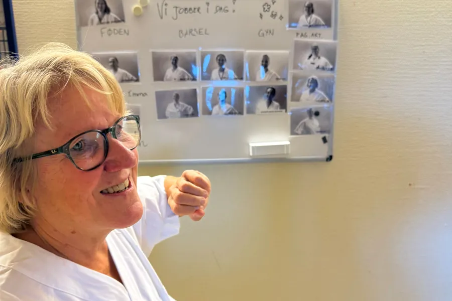 En person som peker på en plakat