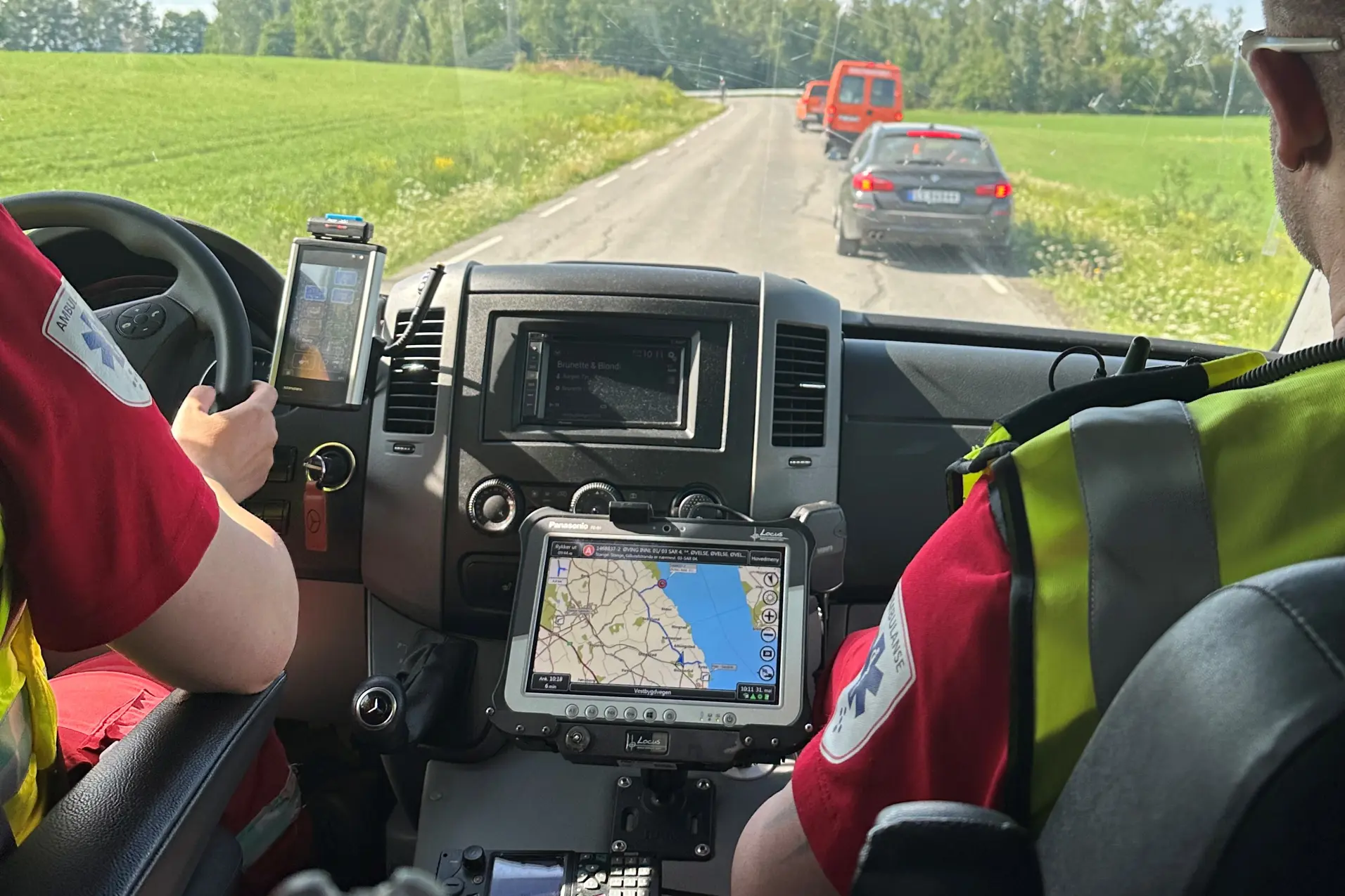 Ambulansepersonell kjører ambulanse