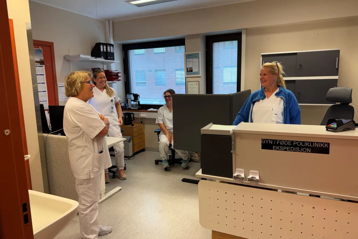 En gruppe personer i et rom