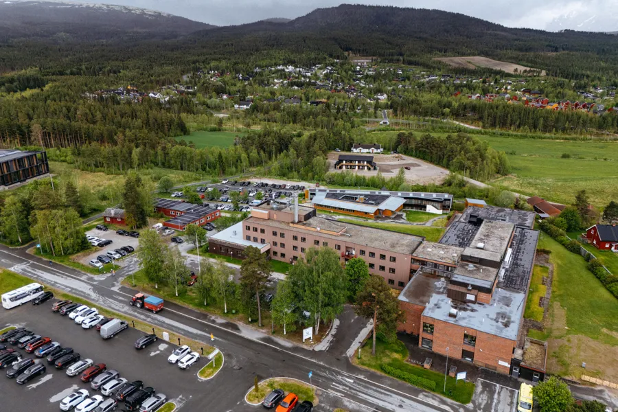 En stor bygning med parkeringsplass
