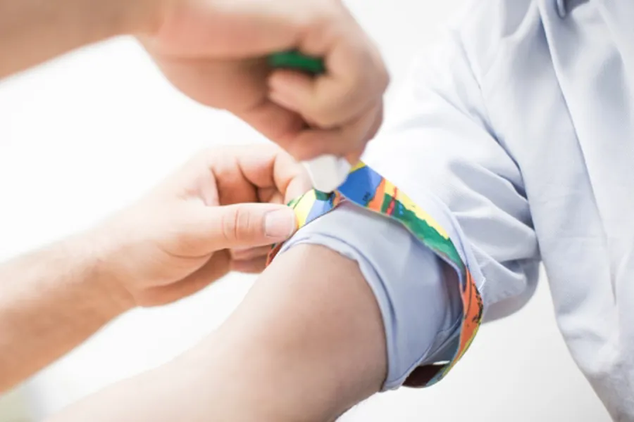 Pasient med bånd på overarmen, illustrasjonsfoto