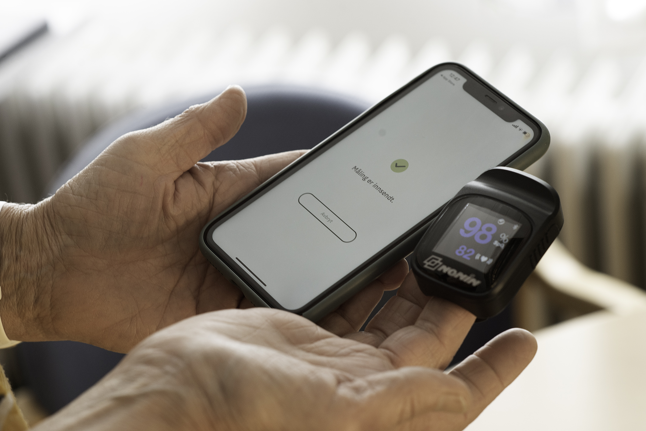 Måling med mobiltelefon, illustrasjonsfoto