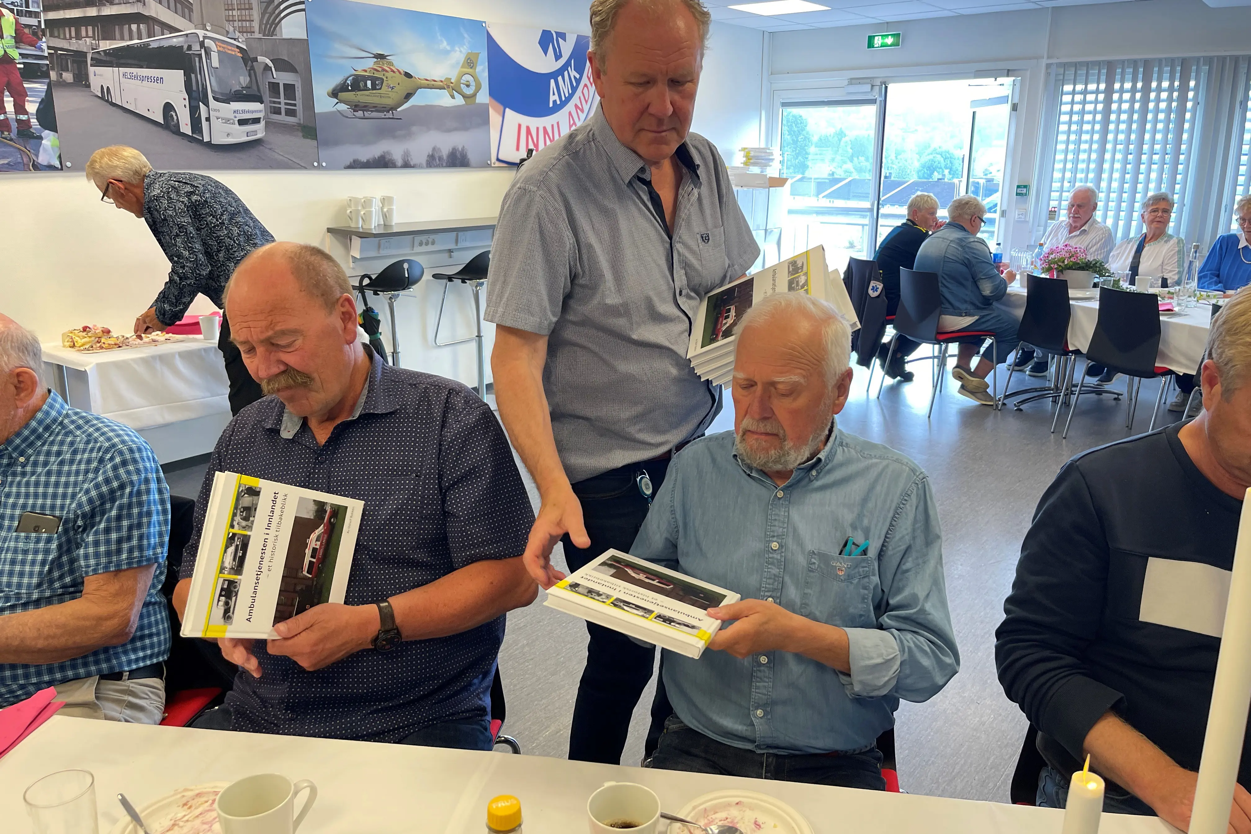 Bidragsytere får utdelt bøker under markeringen.