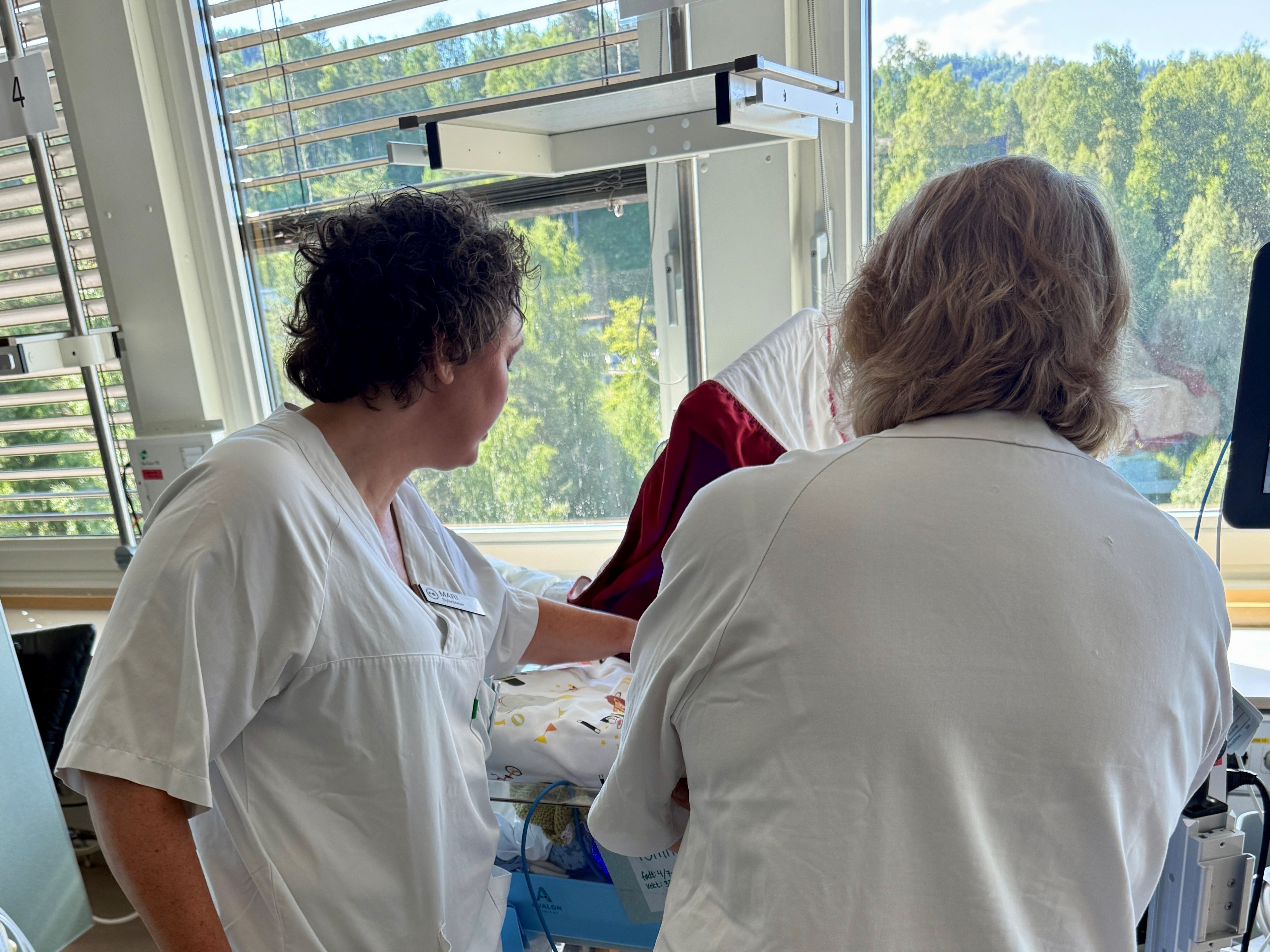 Hospitanten kikker på en liten prematur baby