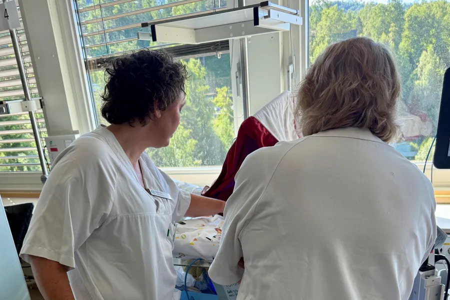 Hospitanten kikker på en liten prematur baby